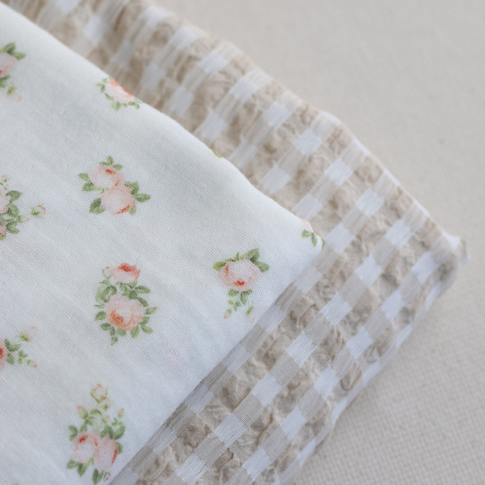 Rosabella - Double gaze de coton BIO blanc motif fleuri pêche