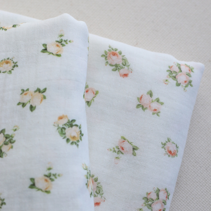 Rosabella - Double gaze de coton BIO blanc motif fleuri pêche