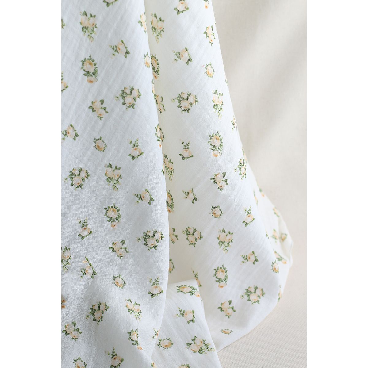 Rosabella - Double gaze de coton BIO blanc motif fleuri vanille Rosabella - Double gaze de coton BIO blanc motif fleuri vanille