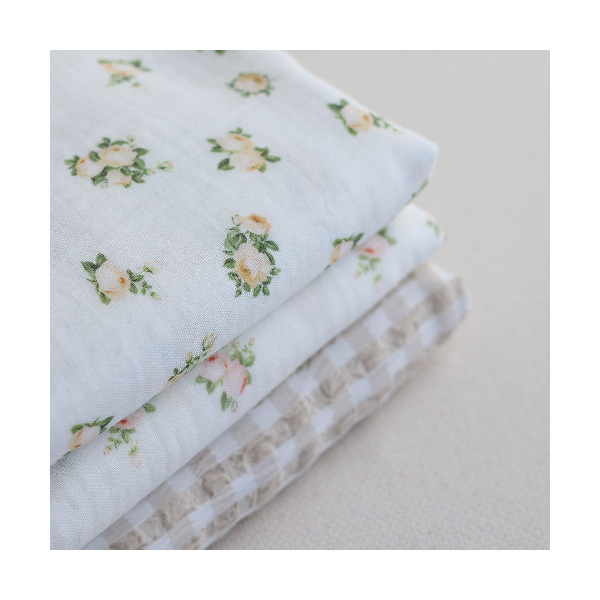 Rosabella - Double gaze de coton BIO blanc motif fleuri vanille Rosabella - Double gaze de coton BIO blanc motif fleuri vanille