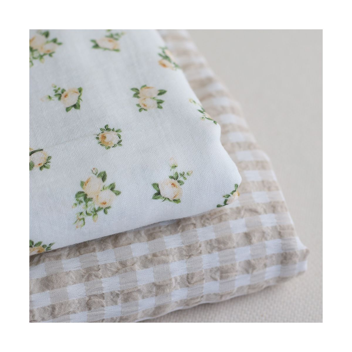 Rosabella - Double gaze de coton BIO blanc motif fleuri vanille Rosabella - Double gaze de coton BIO blanc motif fleuri vanille
