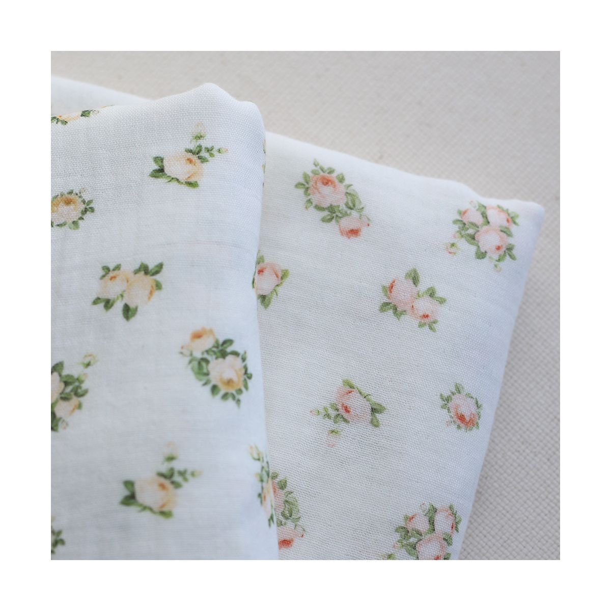 Rosabella - Double gaze de coton BIO blanc motif fleuri vanille Rosabella - Double gaze de coton BIO blanc motif fleuri vanille