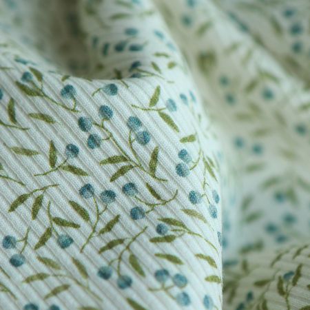 Jersey coton côtes fines à motif baies bleu et vert Jersey coton côtes fines à motif baies bleu et vert