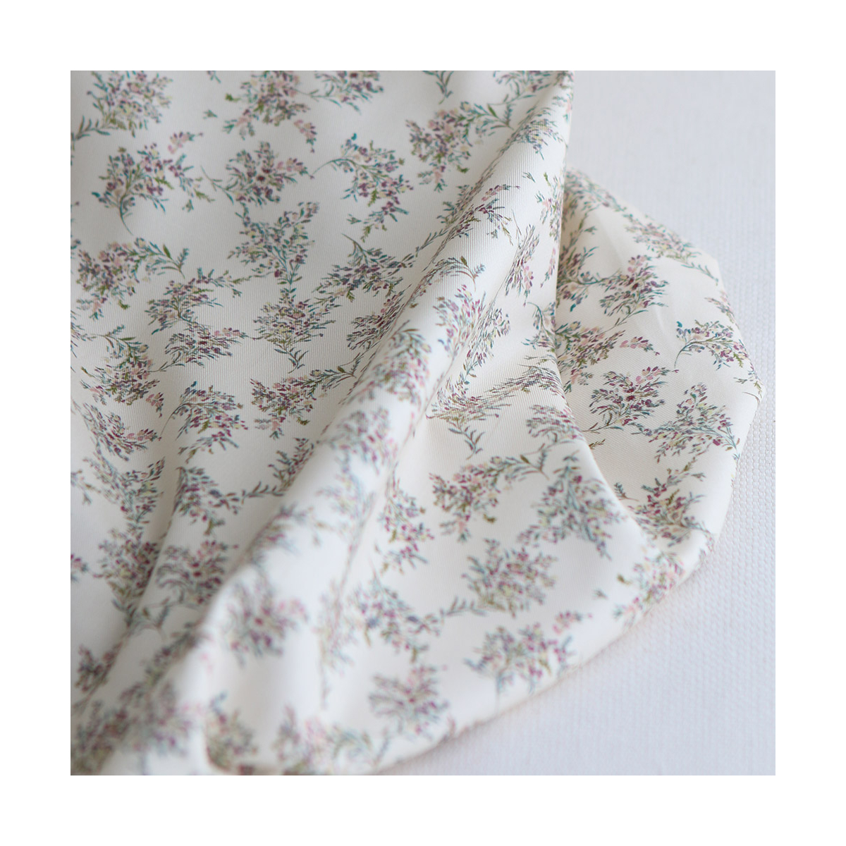 Stefie - Tissu sergé / twill de coton organique imprimé fleuri