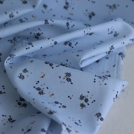 Paula - Tissu sergé de coton organique fin imprimé fond bleu ciel Paula - Tissu sergé de coton organique fin imprimé fond bleu ciel