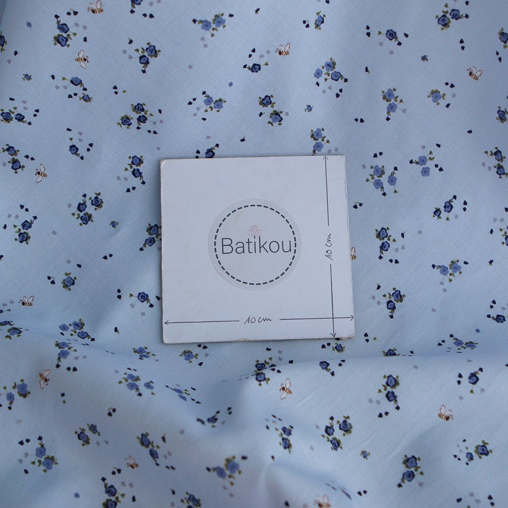 Paula - Tissu sergé de coton organique fin imprimé fond bleu ciel