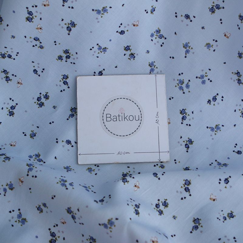 Paula - Tissu sergé de coton organique fin imprimé fond bleu ciel