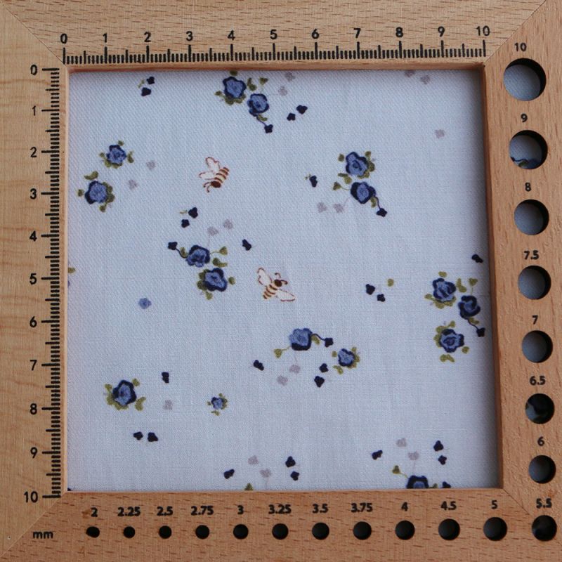 Paula - Tissu sergé de coton organique fin imprimé fond bleu ciel