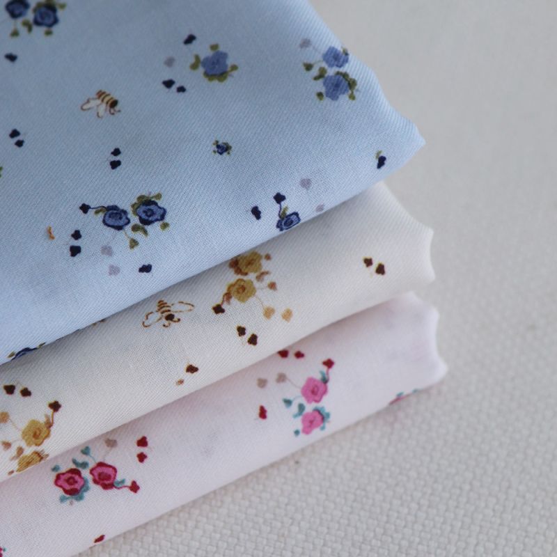 Paula - Tissu sergé de coton organique fin imprimé fond bleu ciel