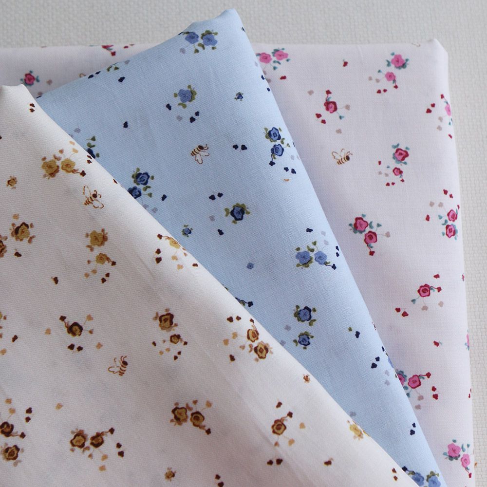 Paula - Tissu sergé de coton organique fin imprimé fond bleu ciel