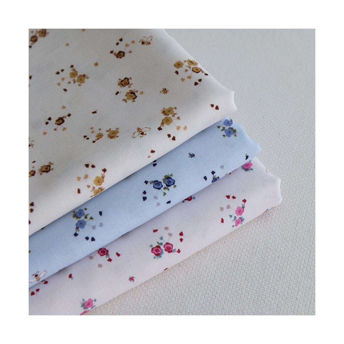 Paula - Tissu sergé de coton organique fin imprimé fond bleu ciel