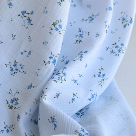 Sofia - Double gaze de coton motif fleuri fond bleu ciel Sofia - Double gaze de coton motif fleuri fond bleu ciel