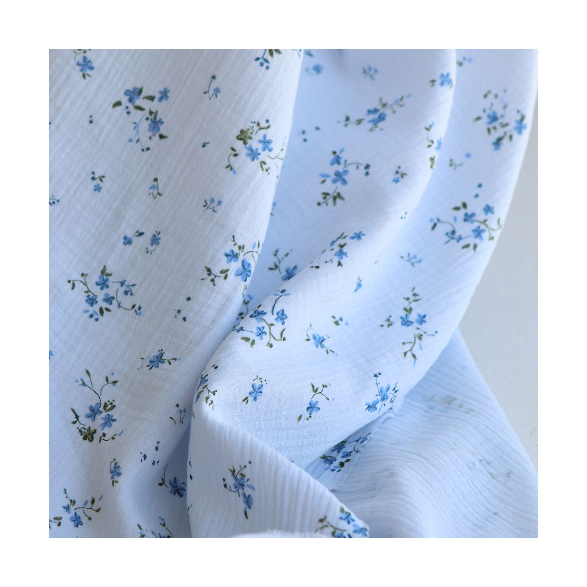 Sofia - Double gaze de coton motif fleuri fond bleu ciel Sofia - Double gaze de coton motif fleuri fond bleu ciel
