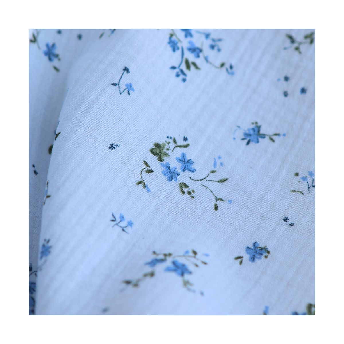 Sofia - Double gaze de coton motif fleuri fond bleu ciel Sofia - Double gaze de coton motif fleuri fond bleu ciel