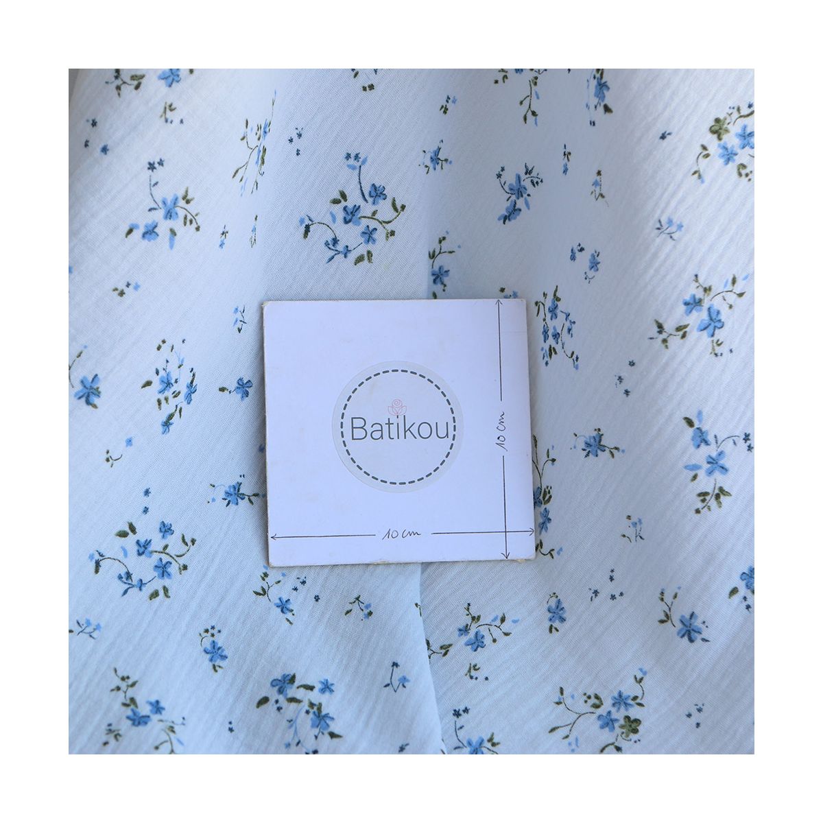 Sofia - Double gaze de coton motif fleuri fond bleu ciel Sofia - Double gaze de coton motif fleuri fond bleu ciel