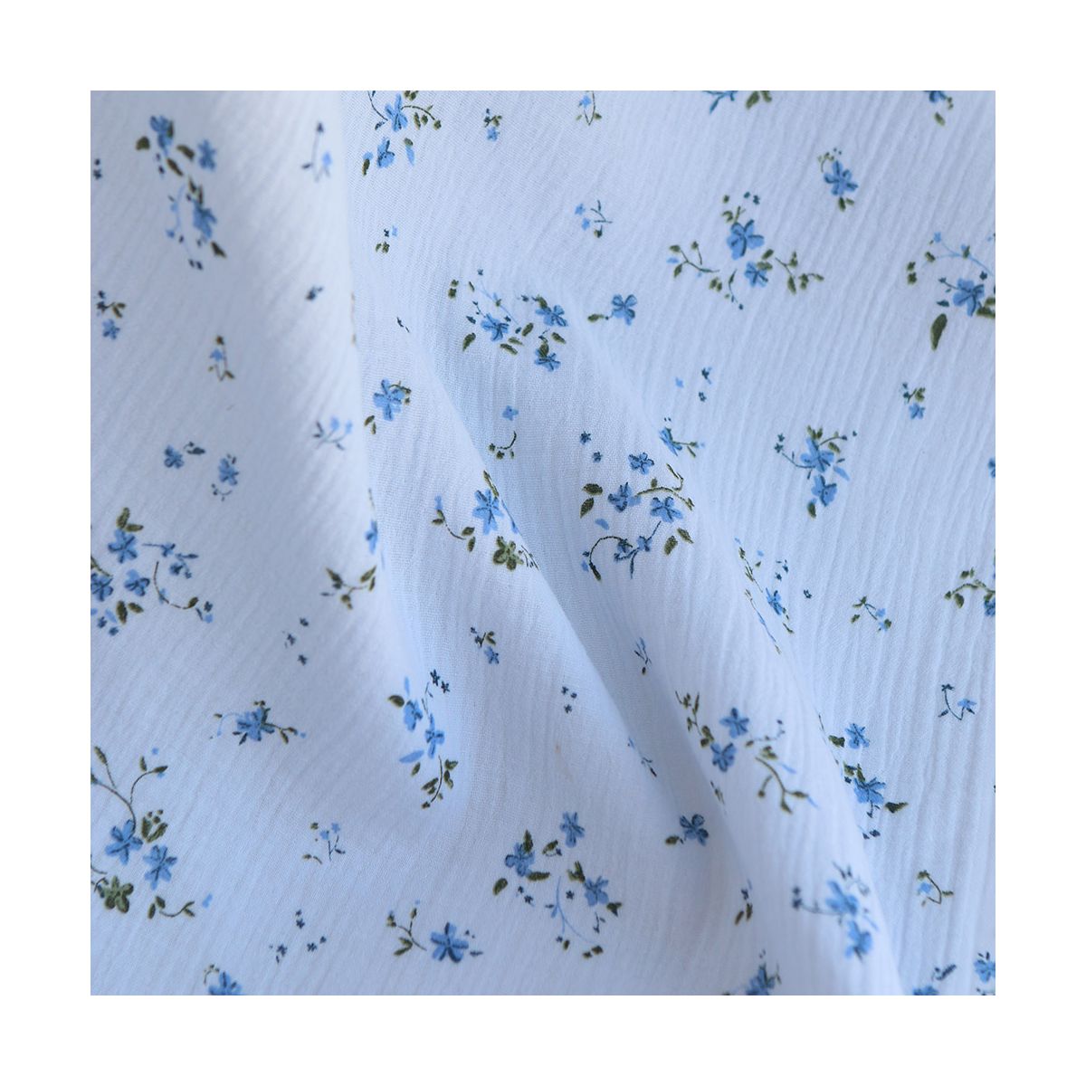 Sofia - Double gaze de coton motif fleuri fond bleu ciel Sofia - Double gaze de coton motif fleuri fond bleu ciel