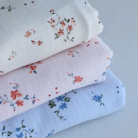 Sofia - Double gaze de coton motif fleuri fond bleu ciel Sofia - Double gaze de coton motif fleuri fond bleu ciel