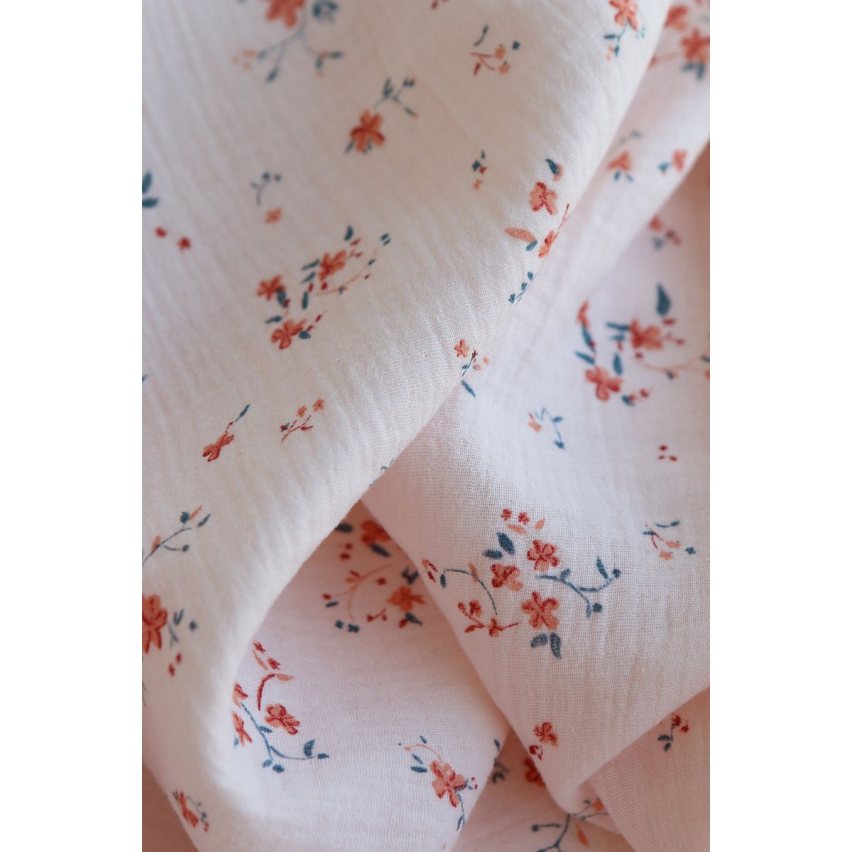Sofia - Double gaze de coton motif fleuri fond rose Sofia - Double gaze de coton motif fleuri fond rose