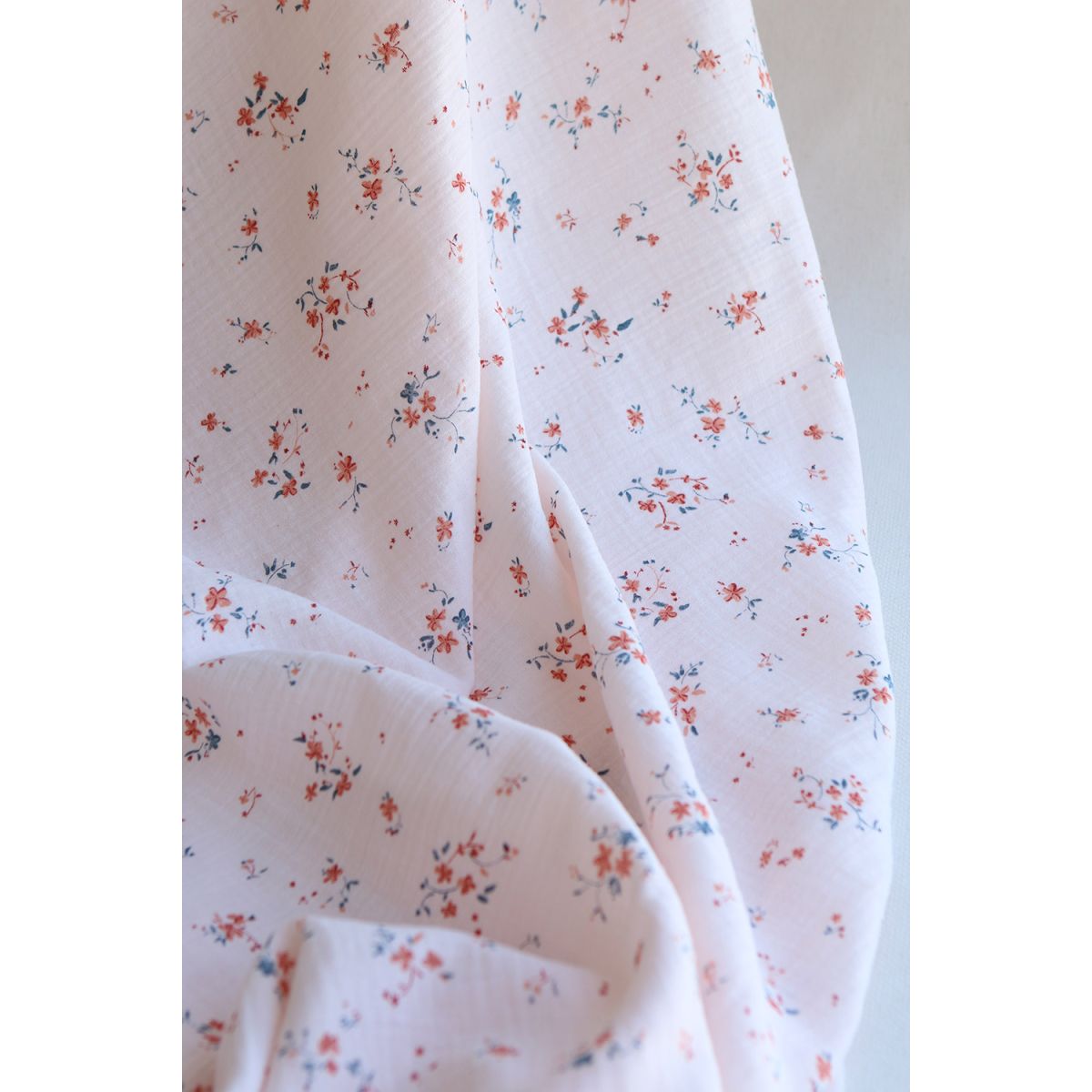 Sofia - Double gaze de coton motif fleuri fond rose Sofia - Double gaze de coton motif fleuri fond rose