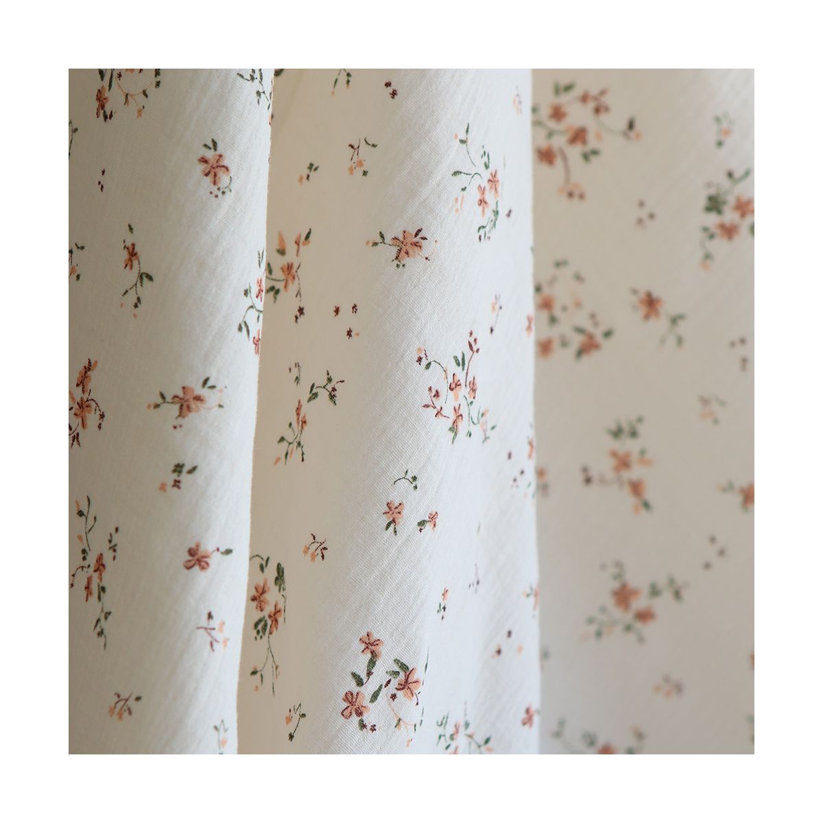 Sofia - Double gaze de coton motif fleuri fond écru Sofia - Double gaze de coton motif fleuri fond écru