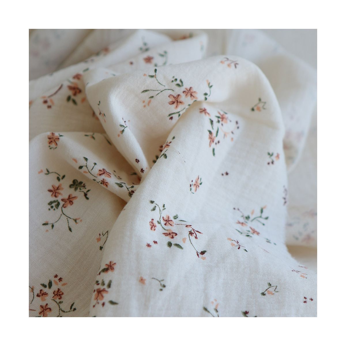 Sofia - Double gaze de coton motif fleuri fond écru Sofia - Double gaze de coton motif fleuri fond écru