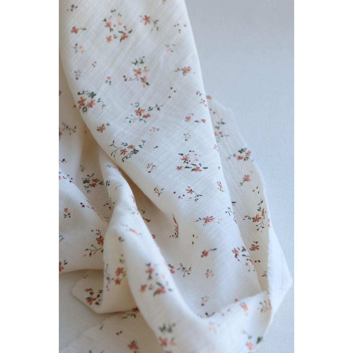 Sofia - Double gaze de coton motif fleuri fond écru Sofia - Double gaze de coton motif fleuri fond écru