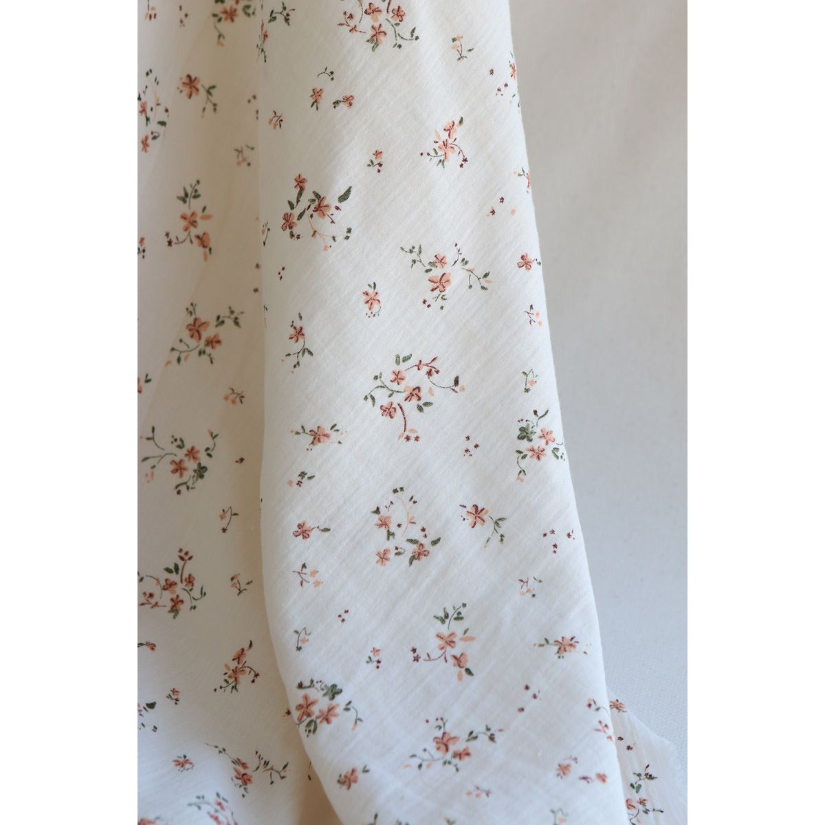 Sofia - Double gaze de coton motif fleuri fond écru Sofia - Double gaze de coton motif fleuri fond écru