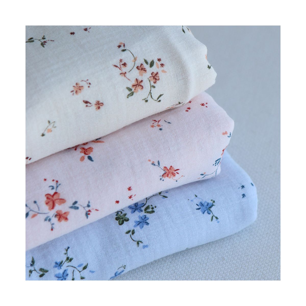 Sofia - Double gaze de coton motif fleuri fond écru Sofia - Double gaze de coton motif fleuri fond écru