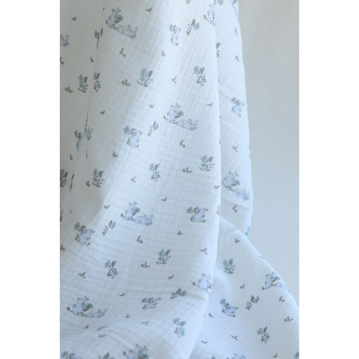 Yuki - Double gaze de coton fond blanc motif petits lapins bleu Yuki - Double gaze de coton fond blanc motif petits lapins bleu