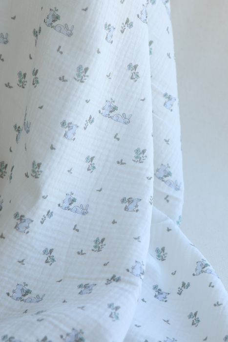 Yuki - Double gaze de coton fond blanc motif petits lapins bleu