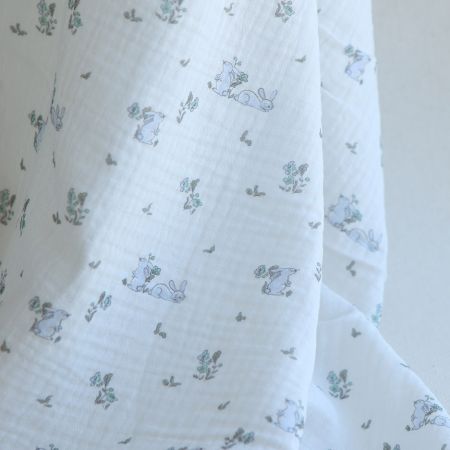 Yuki - Double gaze de coton fond blanc motif petits lapins bleu Yuki - Double gaze de coton fond blanc motif petits lapins bleu