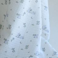 Yuki - Double gaze de coton fond blanc motif petits lapins bleu