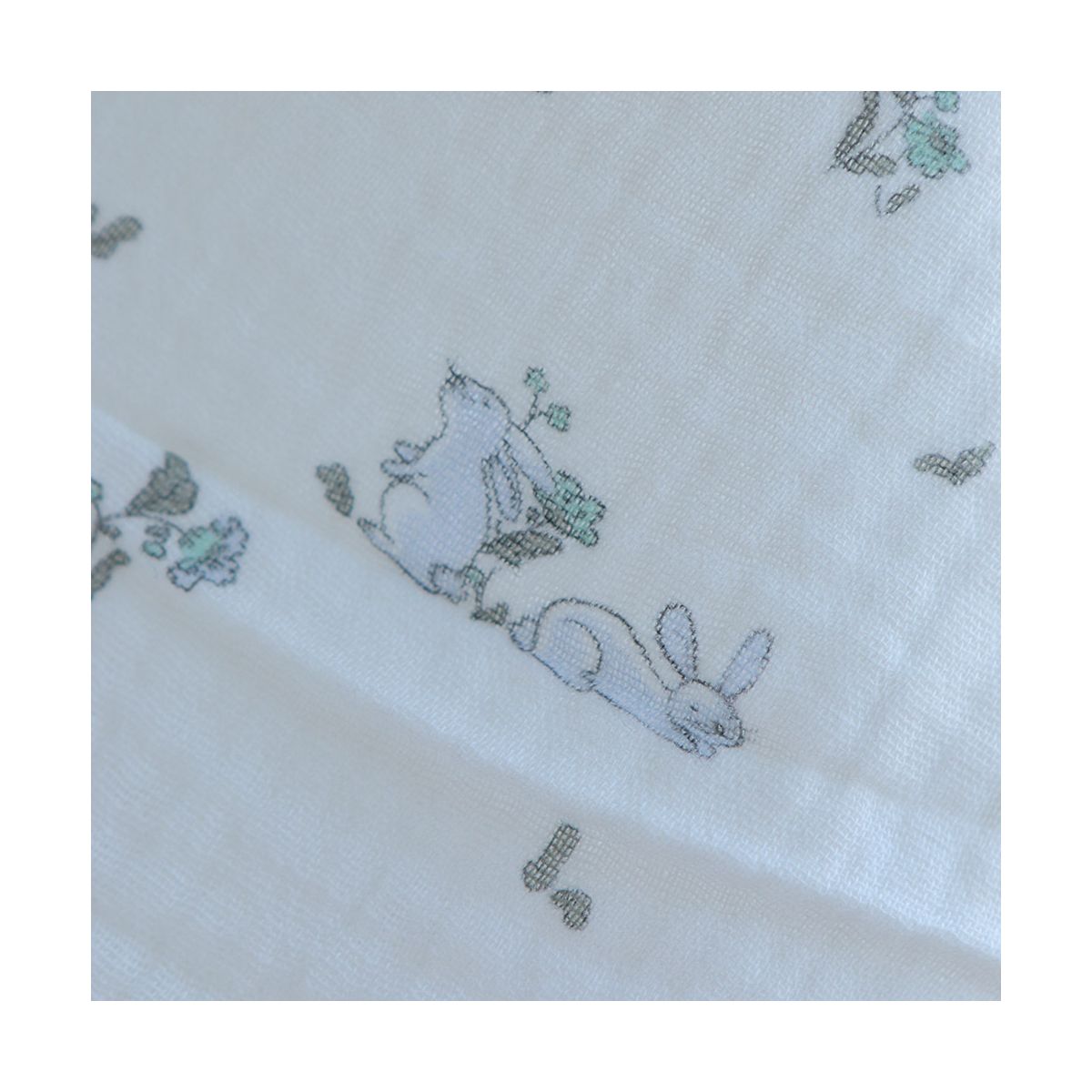 Yuki - Double gaze de coton fond blanc motif petits lapins bleu Yuki - Double gaze de coton fond blanc motif petits lapins bleu