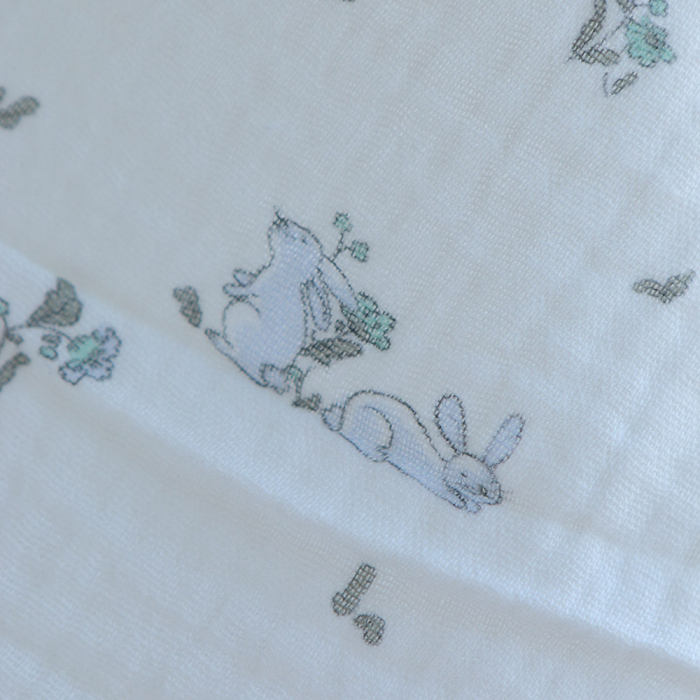 Yuki - Double gaze de coton fond blanc motif petits lapins bleu
