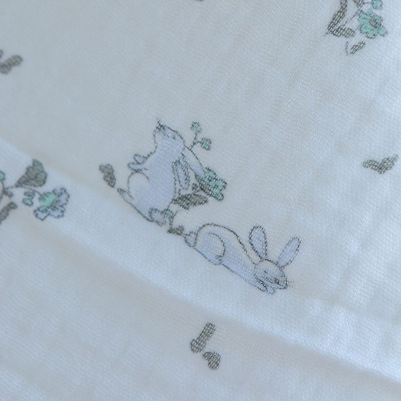 Yuki - Double gaze de coton fond blanc motif petits lapins bleu