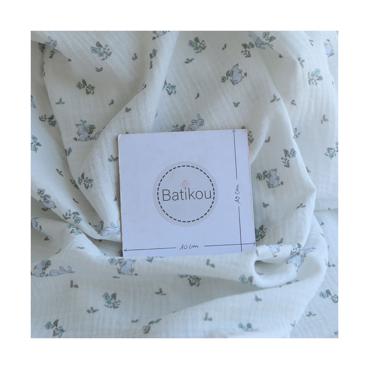Yuki - Double gaze de coton fond blanc motif petits lapins bleu Yuki - Double gaze de coton fond blanc motif petits lapins bleu