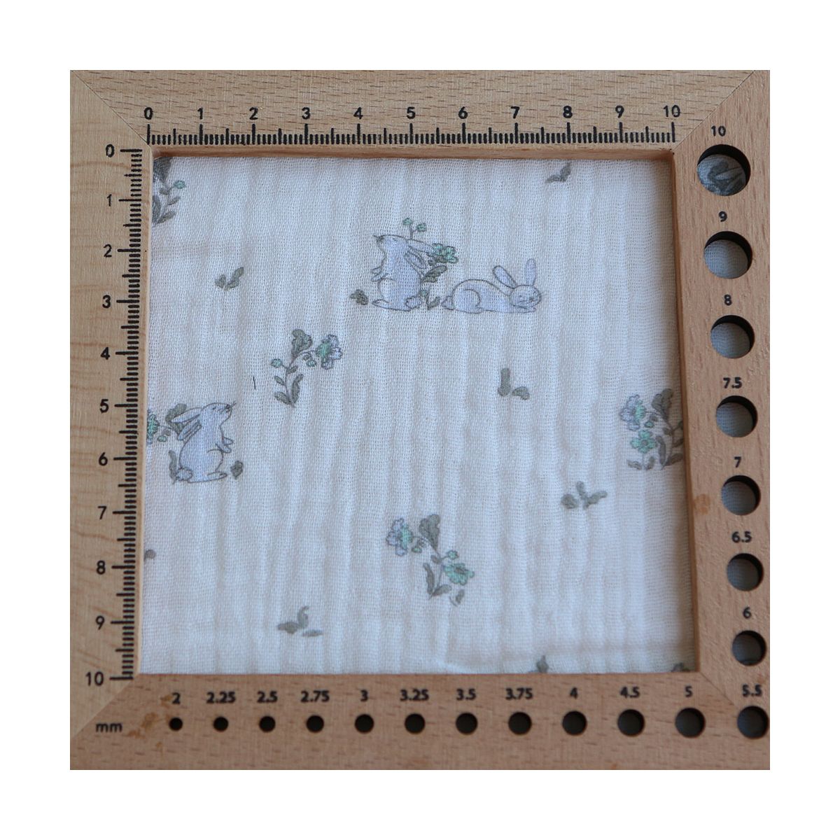 Yuki - Double gaze de coton fond blanc motif petits lapins bleu Yuki - Double gaze de coton fond blanc motif petits lapins bleu