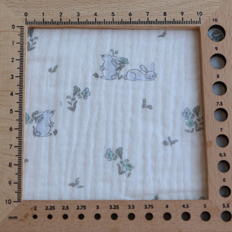 Yuki - Double gaze de coton fond blanc motif petits lapins bleu