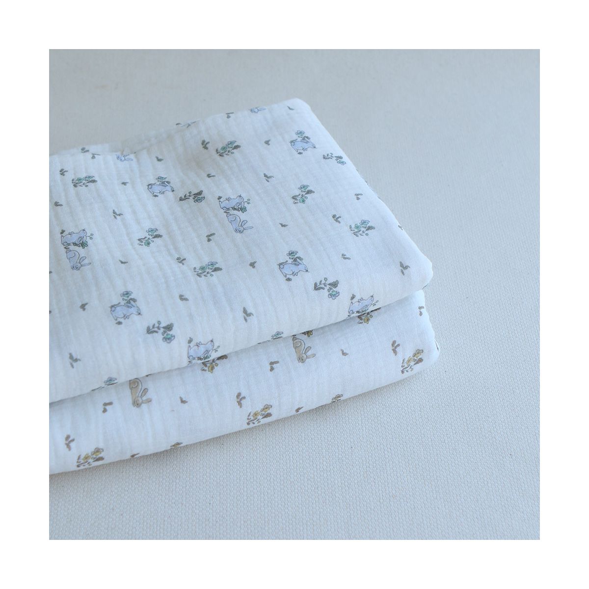 Yuki - Double gaze de coton fond blanc motif petits lapins bleu Yuki - Double gaze de coton fond blanc motif petits lapins bleu