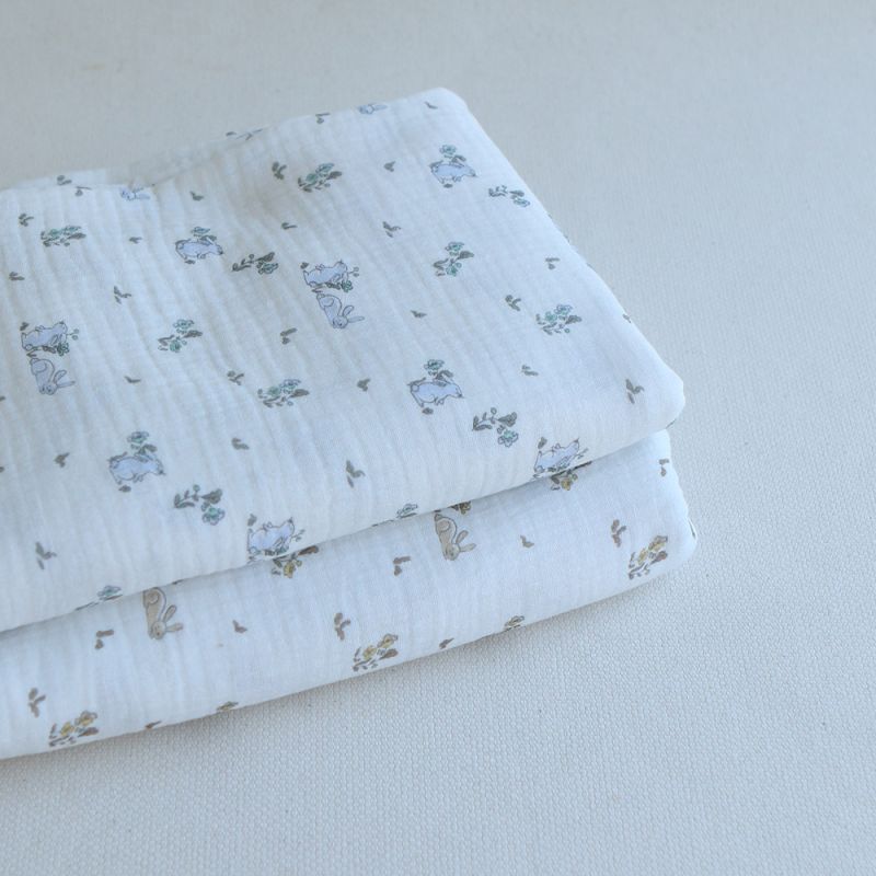 Yuki - Double gaze de coton fond blanc motif petits lapins bleu
