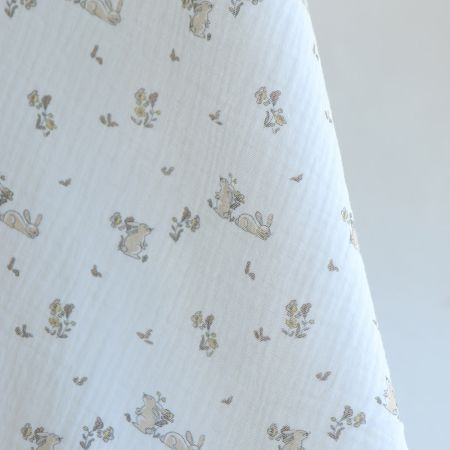 Yuki - Double gaze de coton fond blanc motif petits lapins beige Yuki - Double gaze de coton fond blanc motif petits lapins beige
