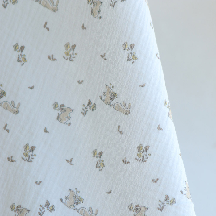 Yuki - Double gaze de coton fond blanc motif petits lapins beige