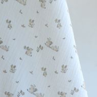 Yuki - Double gaze de coton fond blanc motif petits lapins beige