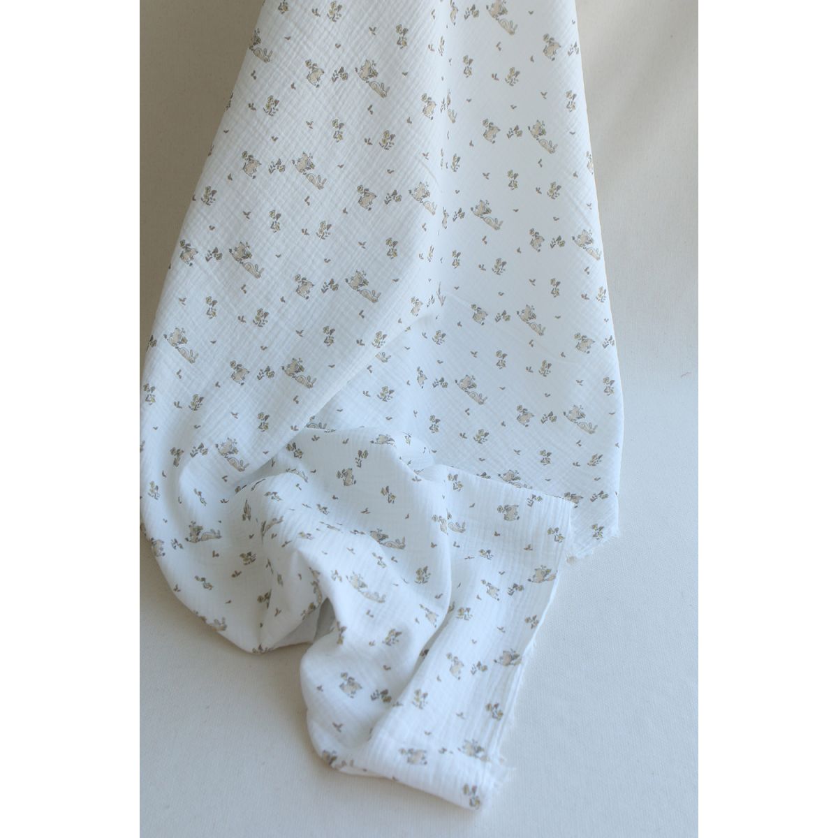 Yuki - Double gaze de coton fond blanc motif petits lapins beige