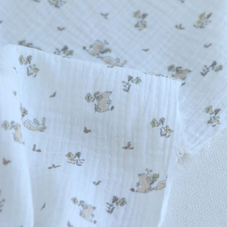 Yuki - Double gaze de coton fond blanc motif petits lapins beige Yuki - Double gaze de coton fond blanc motif petits lapins beige