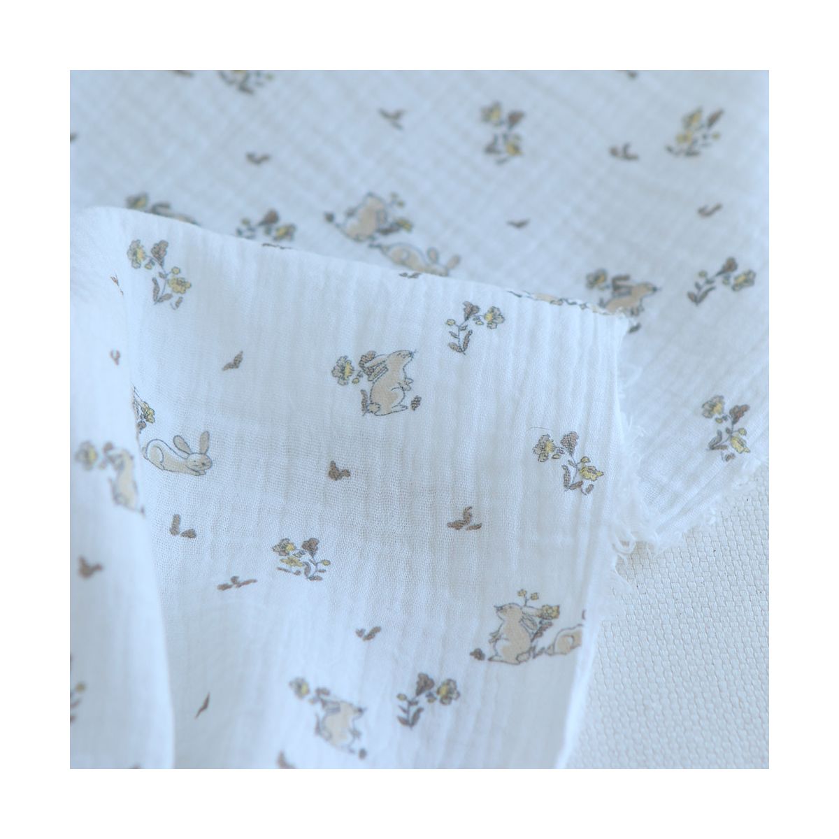 Yuki - Double gaze de coton fond blanc motif petits lapins beige