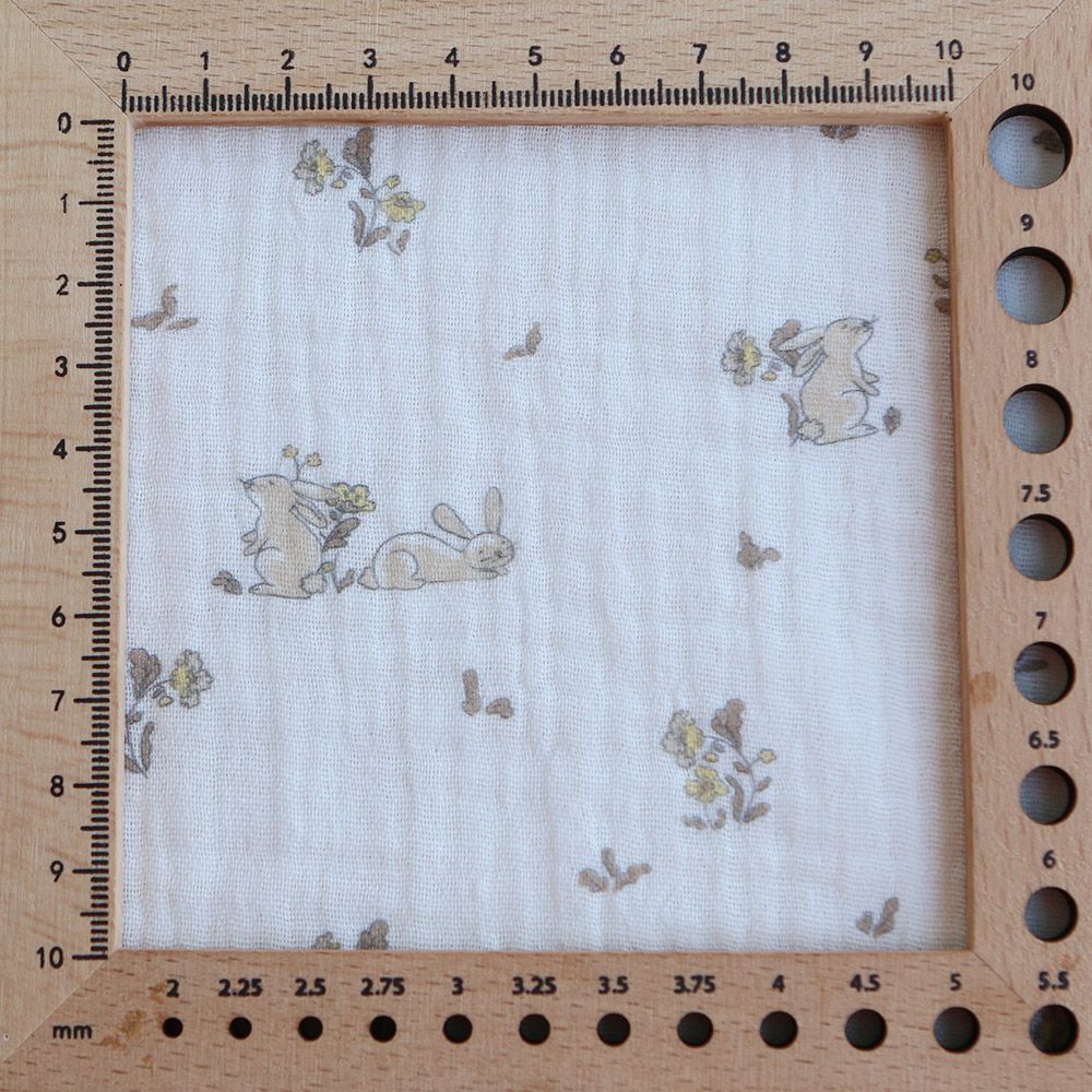 Yuki - Double gaze de coton fond blanc motif petits lapins beige