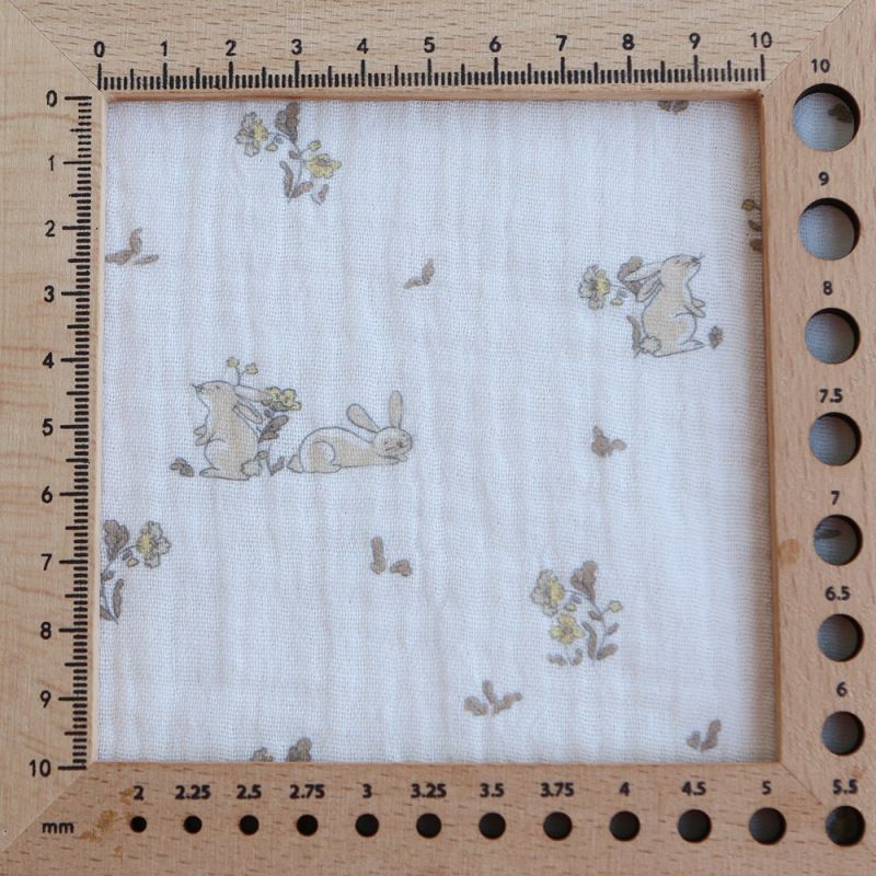 Yuki - Double gaze de coton fond blanc motif petits lapins beige