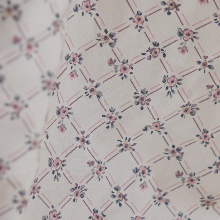 Ella - Popeline de coton douce qualité SWEET écru motif rose poudré