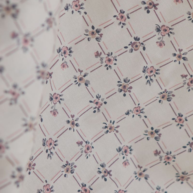 Ella - Popeline de coton douce qualité SWEET écru motif rose poudré